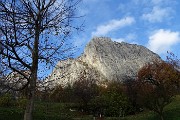 12 Risaliamo stradetta con vista sulla Corna di Medale